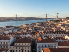 Vista panorâmica de Lisboa com Ponte 25 de Abril e Cristo Rei - Guia para morar em Portugal 2025