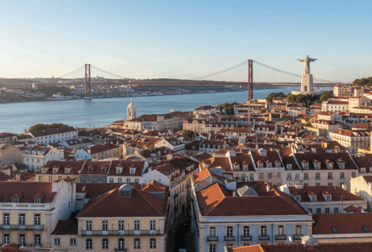 Vista panorâmica de Lisboa com Ponte 25 de Abril e Cristo Rei - Guia para morar em Portugal 2025